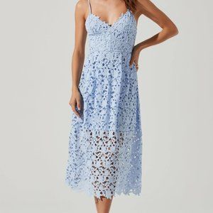 ASTR Perriwinkle Lace Dress Shorter lined under layer Sz Large  NWT